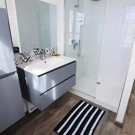 Ground Floor In Apartment *